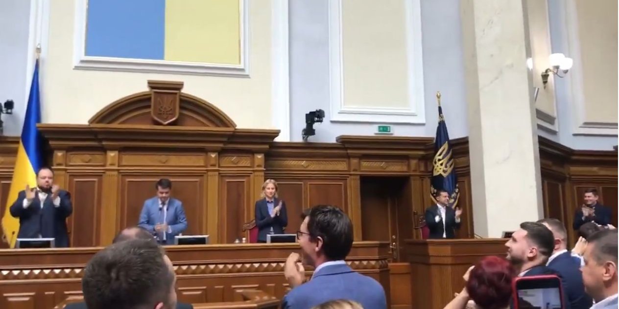 Аплодуючи собі, нардепи вигукували «Браво!» та&nbsp;«Ура!» (Фото: Скріншот з відео Галини Янченко / Facebook)