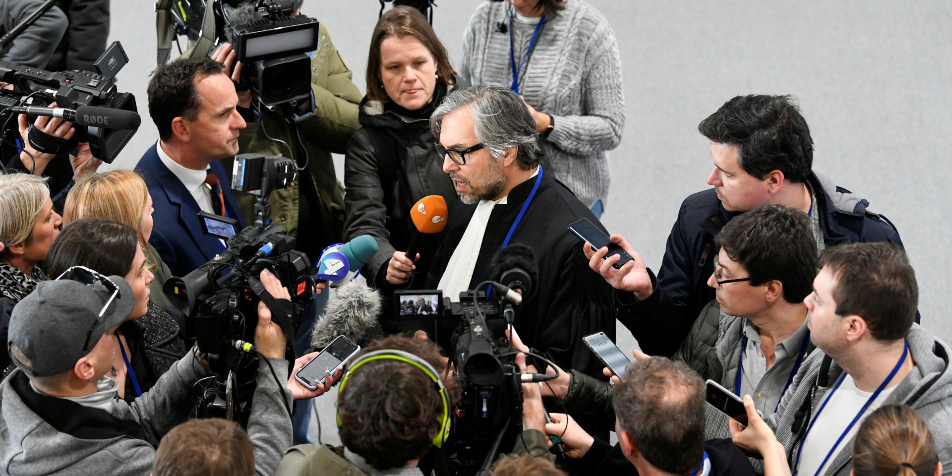 Адвокат, який представляє сім'ї жертв катастрофи MH17, розмовляє зі ЗМІ (Фото: REUTERS / Piroschka Van De&nbsp;Wouw)