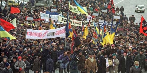 Хода учасників акції Україна без Кучми вулицями Києва (Фото: Володимир Чемерис / Facebook)