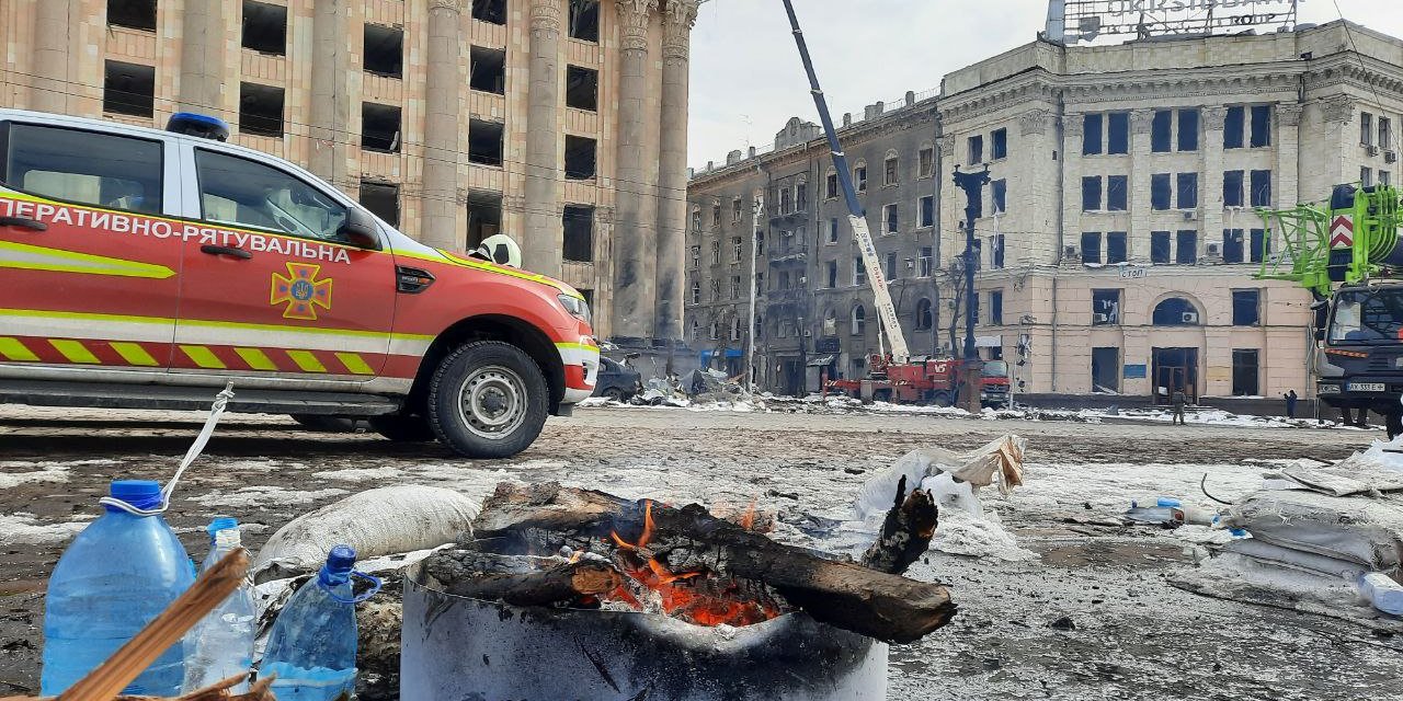 Росіяни руйнують Харків і вбивають харків'ян (Фото: ДСНС України)