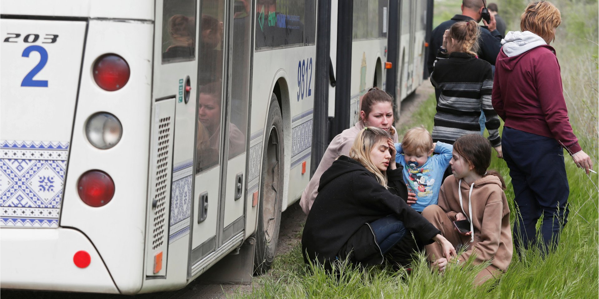 Mariupol residents pictured during evacuation to Zaporizhzhia on May 2 (Photo: REUTERS/Alexander Ermochenko)