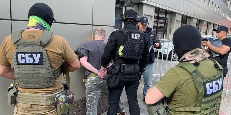 Law enforcement officers detained Oleh Kulinich (Photo: SBU)