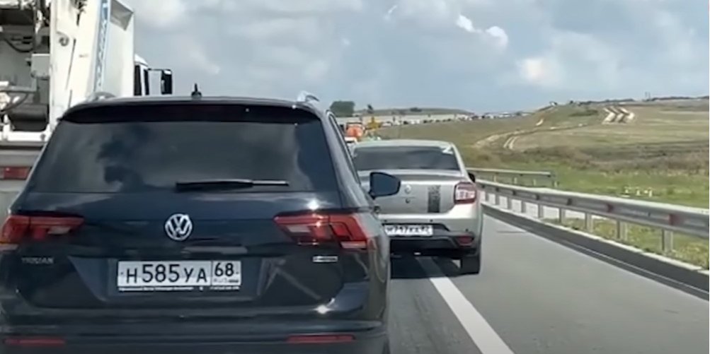 Queue of cars on the way out of Crimea after strikes on Novofedorivka (Photo: NV)