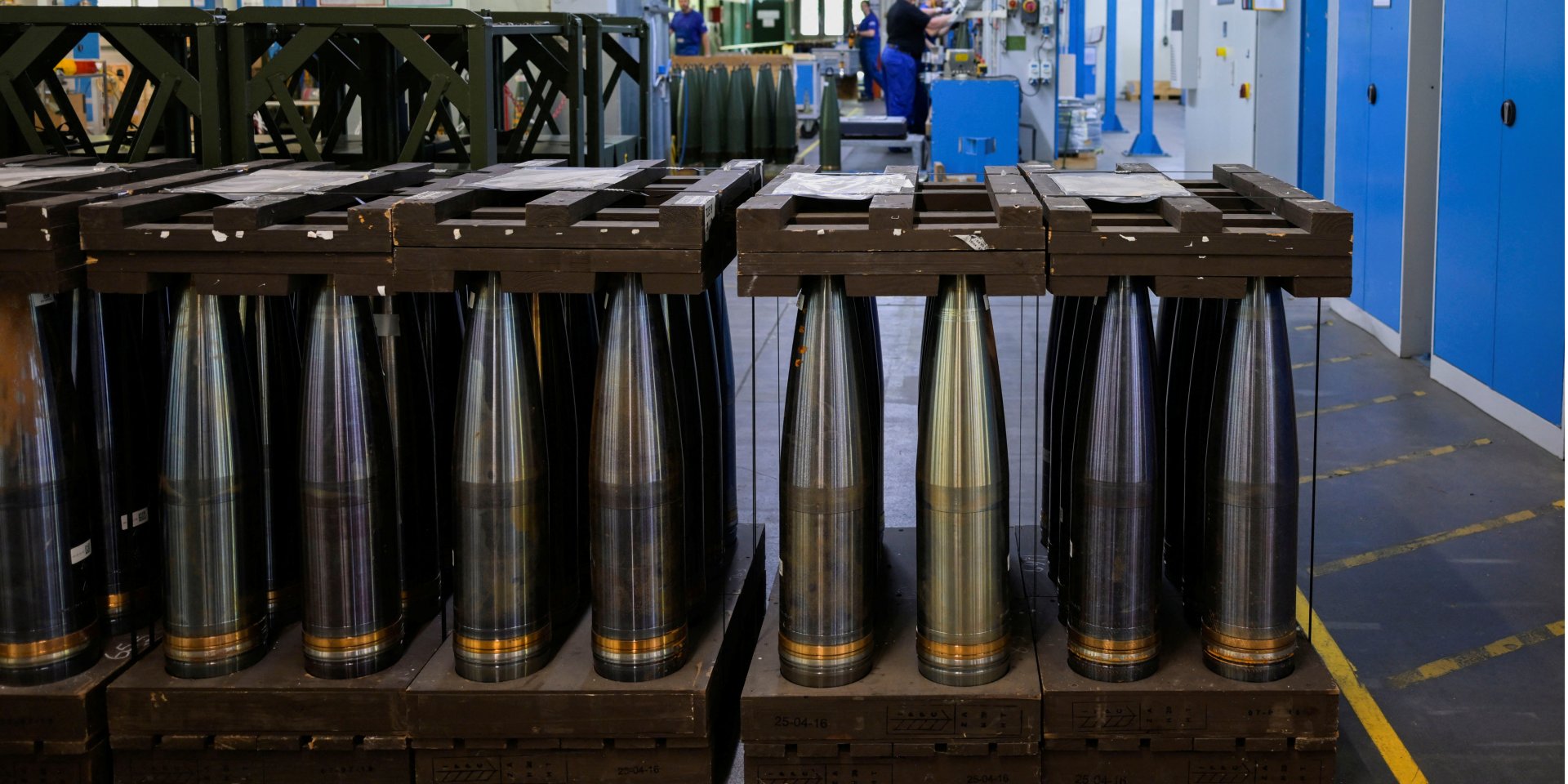 155-mm shells have proven to be superior to 152-mm ones, Reznikov said. (Photo: REUTERS/Fabian Bimmer)