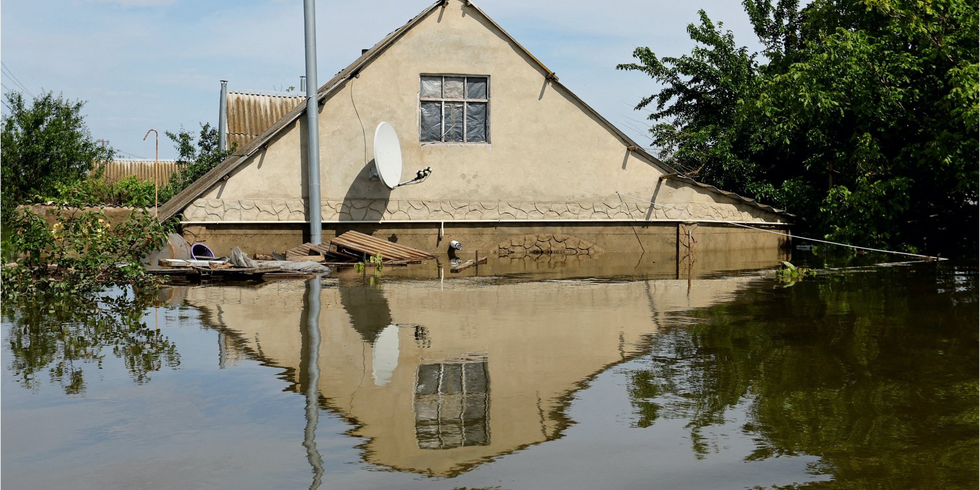 Consequences of detonation by the occupiers of the Kakhovska HPP (Photo: REUTERS/Alexander Ermochenko)
