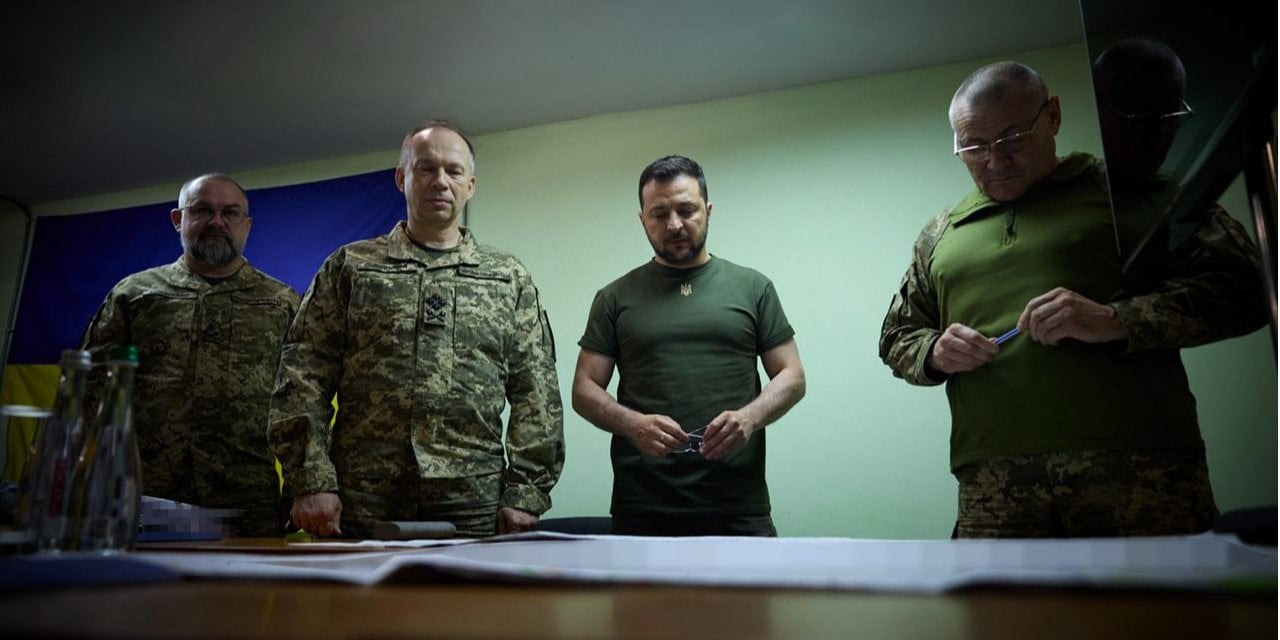Zelenskyy at a meeting with the head of the operational department of the headquarters of the Ground Forces Command of the Armed Forces of Ukraine Oleksandr Komarenko (first on the left), Commander of the Ground Forces of the Ukrainian Armed Forces Oleksandr Syrskiy and Commander of the Tavria operational-strategic grouping of troops Oleksandr Tarnavskyi (right) on June 8, 2023 (Photo: Office of the President of Ukraine)