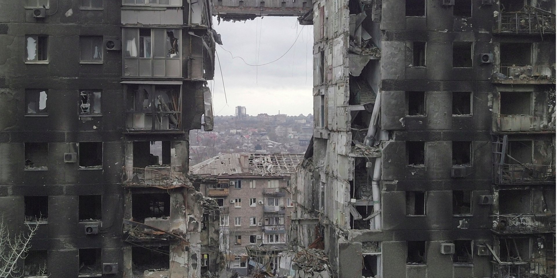 A destroyed apartment building in Mariupol, April 14, 2022 (Photo: REUTERS/Pavel Klimov)