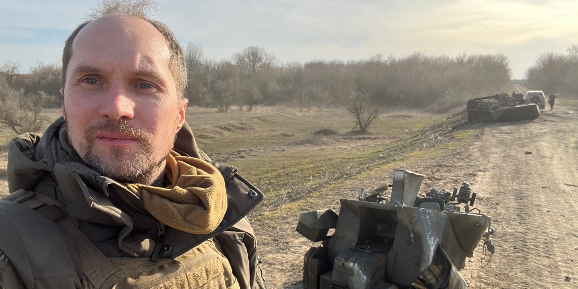 Юрій Бутусов поблизу знищеної ворожої техніки у&nbsp;Миколаївській області. Березень 2022 року (Фото: Юрій Бутусов / Facebook)