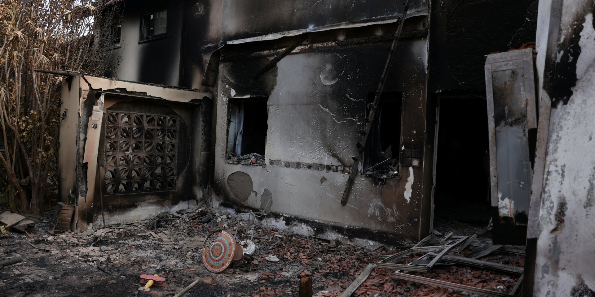 Будинок в Ізраїлі після проникнення бойовиків ХАМАС (Фото: REUTERS/Ronen Zvulun)