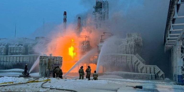 Пожежа на&nbsp;терміналі компанії Новатек у&nbsp;Ленінградській області (Фото: Leningrad Region’s Governor Alexander Drozdenko Telegram channel via REUTERS)