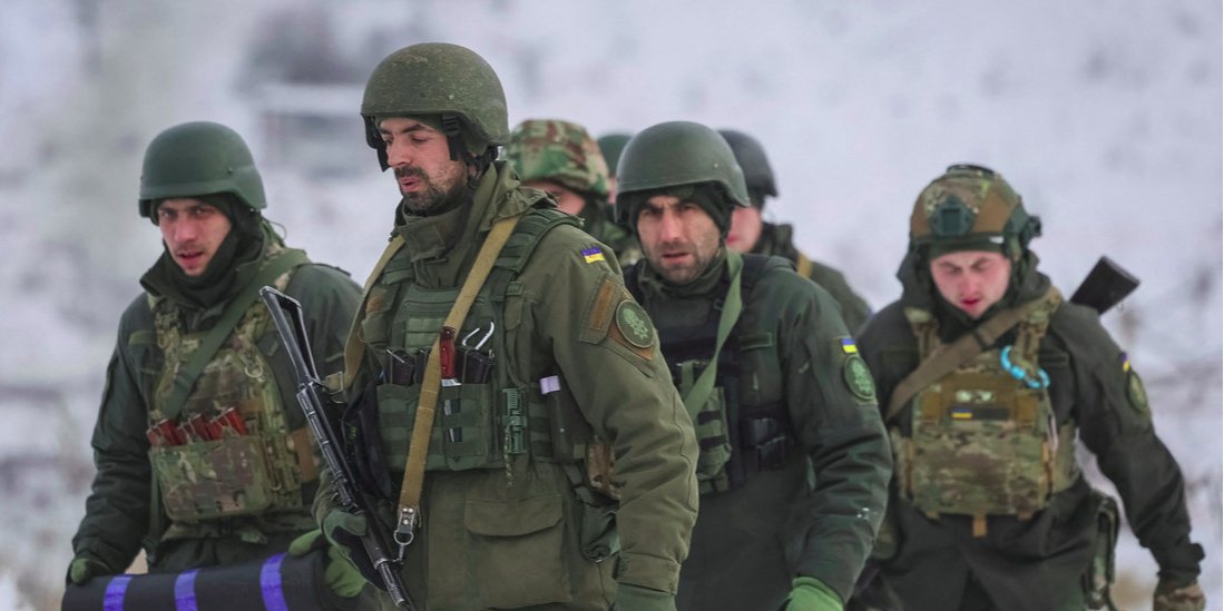 Українські військові під час протидиверсійних навчань у&nbsp;Сумській області, 20 січня 2024 року (Фото: REUTERS/Gleb Garanich)