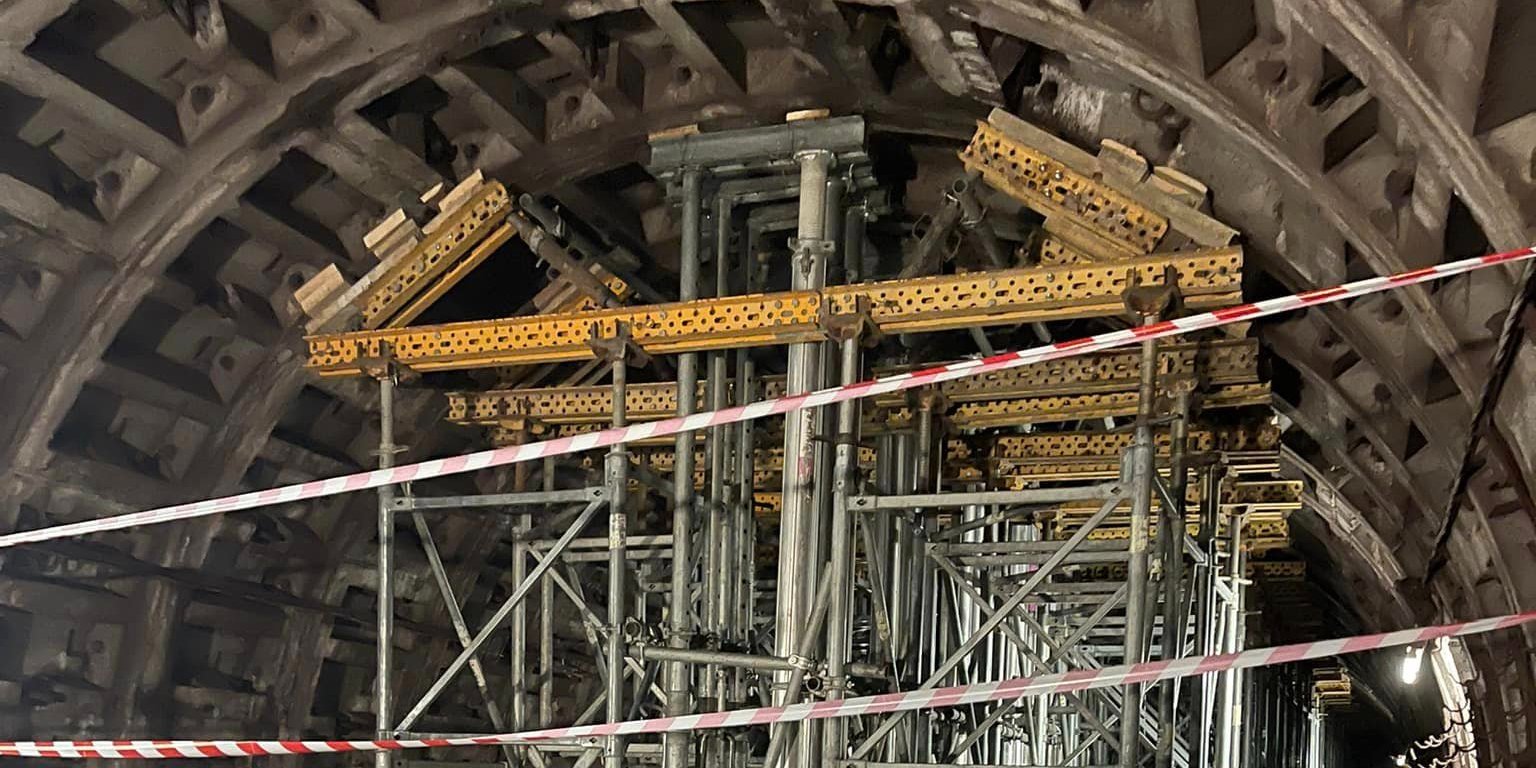 Scaffolding on the damaged section of the Kyiv subway tunnel (Photo: Taras Kozak / Facebook)