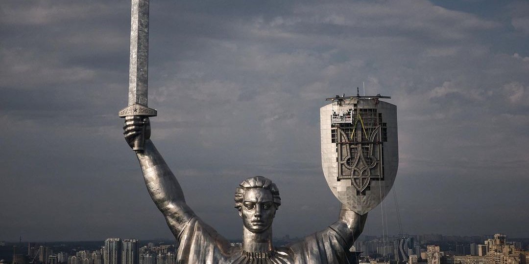 Installation of the trident on the Motherland monument in Kyiv, August 2023 (Photo: Kostyantyn Liberov and Vlada Liberova)