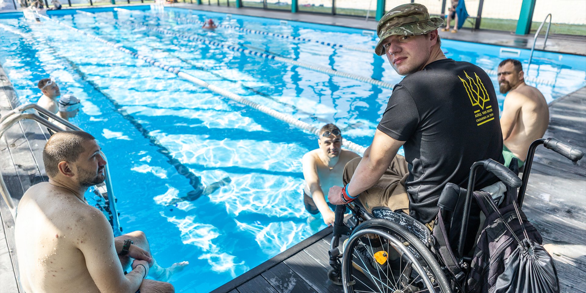 УСІ СВОЇ: 28-річний Дмит­ро Полов’ян (у&nbsp;центрі на візку) разом із такими самими, як він, ветеранами бере участь у&nbsp;тренуванні в&nbsp;одному з&nbsp;басейнів Києва (Фото: NV/Олександр Мєдвєдєв)
