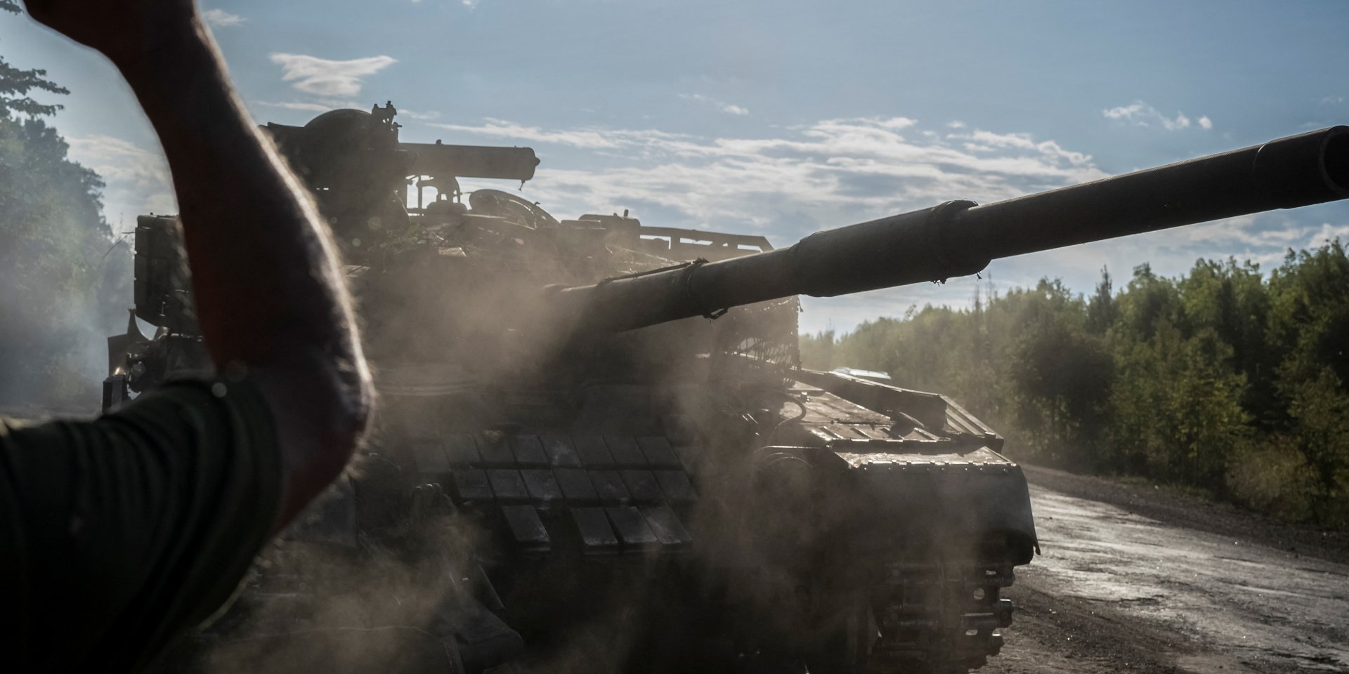 Український військовослужбовець керує танком в&nbsp;Сумській області поблизу кордону з&nbsp;РФ (Фото: REUTERS/Viacheslav Ratynskyi)
