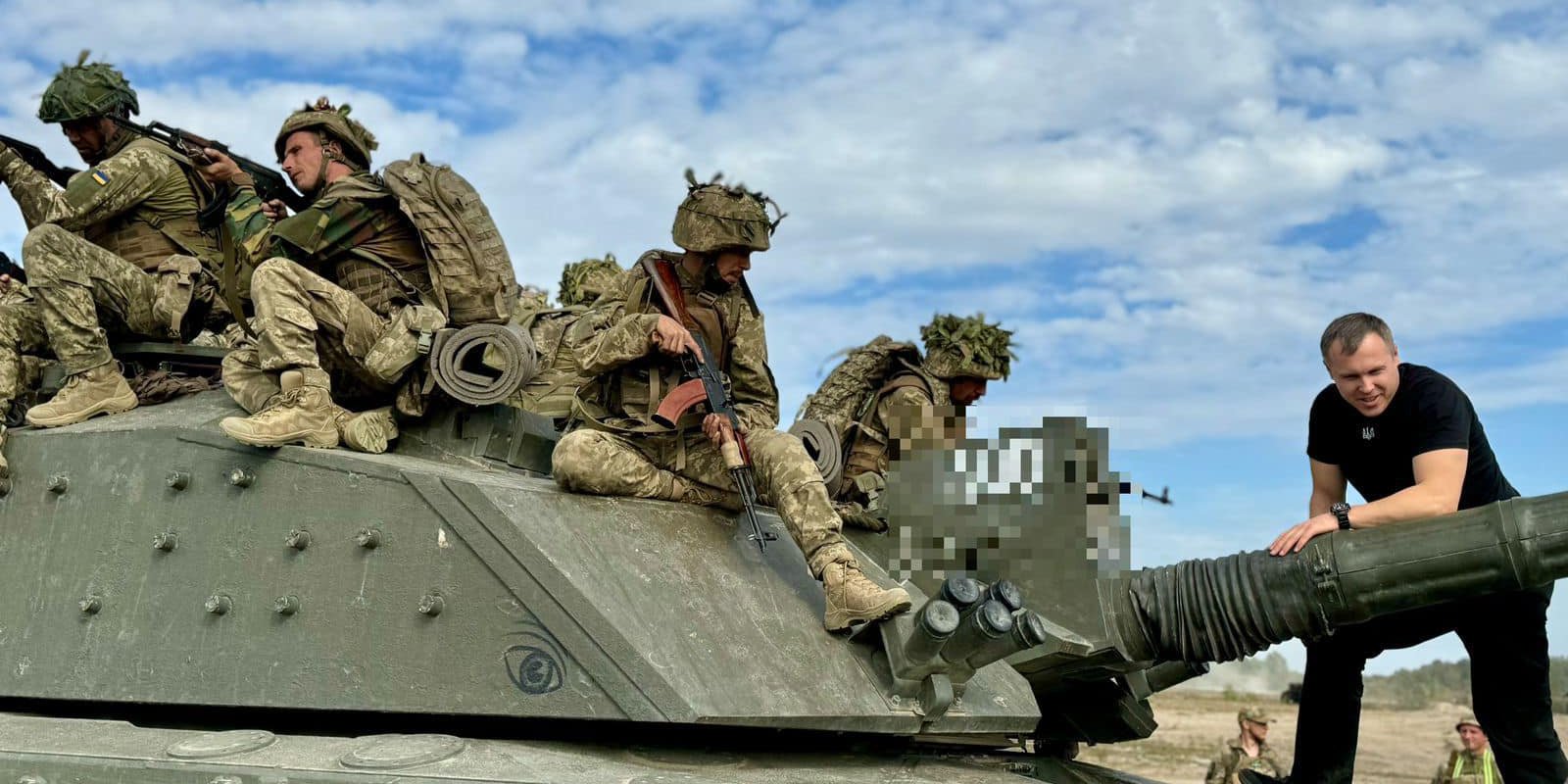 Українські військові і нардеп Роман Костенко (Фото: Роман Костенко / Facebook)