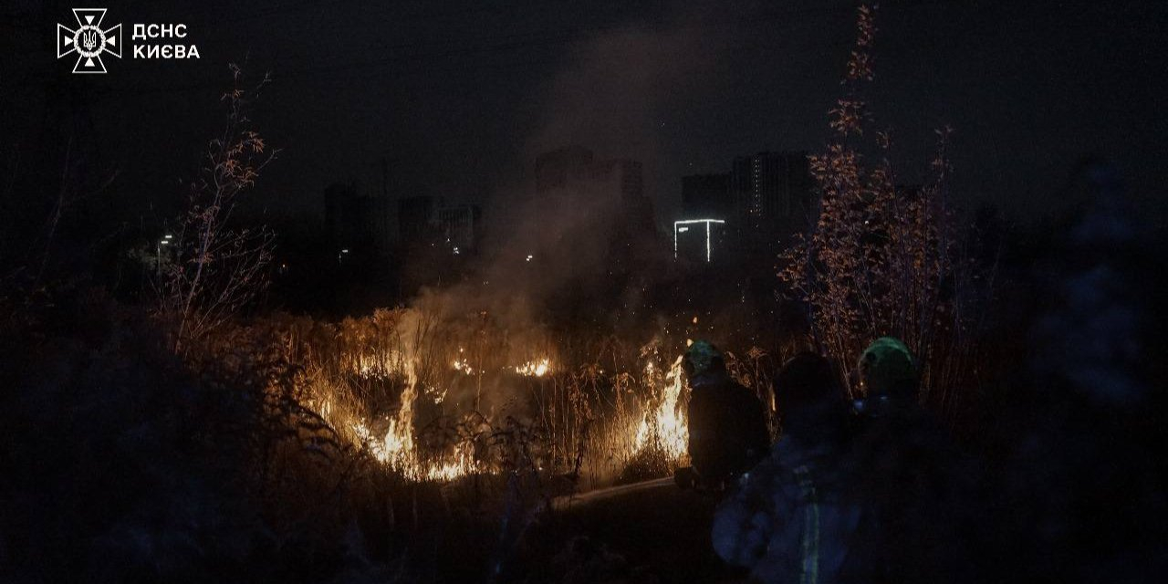Drone debris caused fire in Kyiv's Podilskyi district (Photo: Kyiv SES)