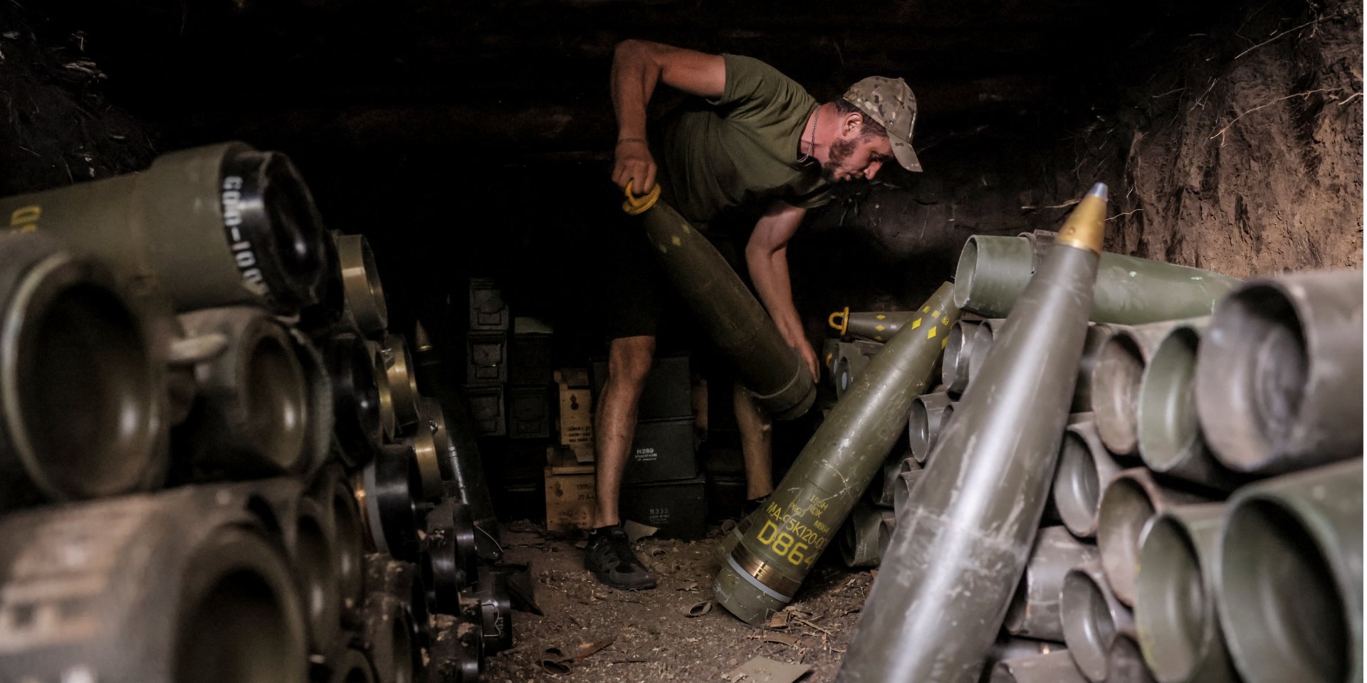 Український військовий готує снаряди до&nbsp;самохідної гаубиці M109 Paladin на лінії фронту неподалік від Часового Яру (Фото: Oleg Petrasiuk/Press Service of&nbsp;the 24th King Danylo Separate Mechanized Brigade/Handout via REUTERS)