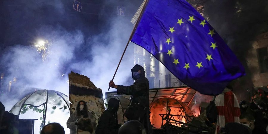 Протестувальник з&nbsp;прапором Євросоюзу у&nbsp;Тбілісі (Фото: REUTERS/Irakli Gedenidze)
