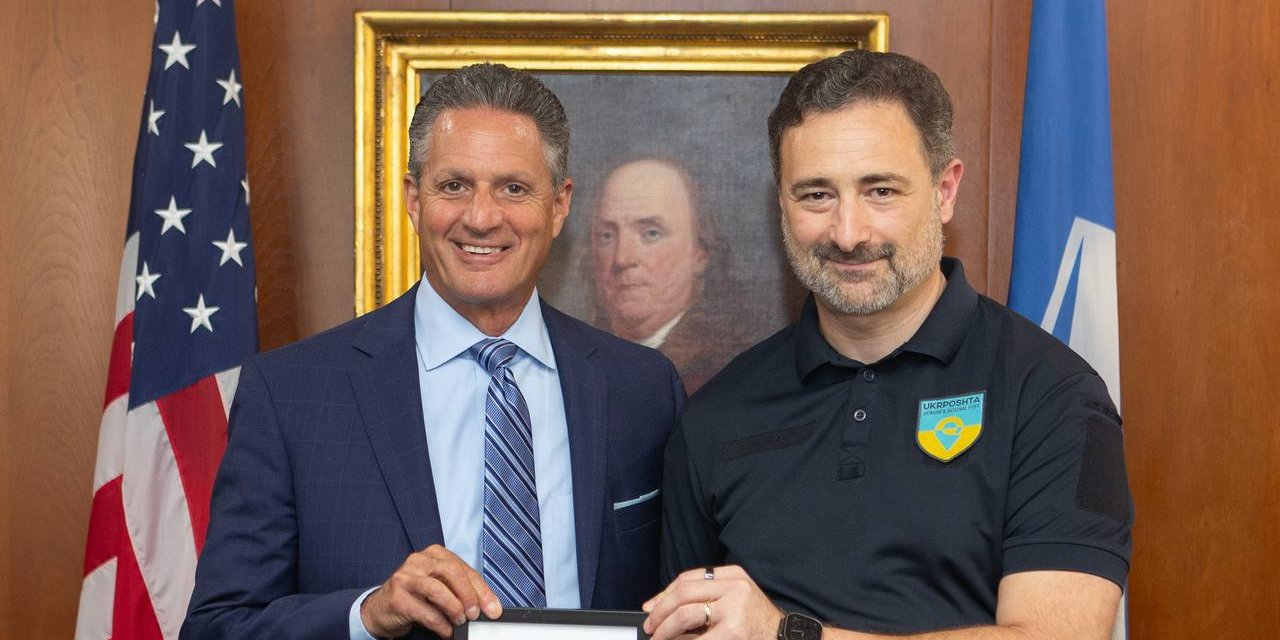 Acting Postmaster General Doug Tulino and Ukrposhta CEO Igor Smelyansky (Photo: Igor Smelyansky / Telegram)