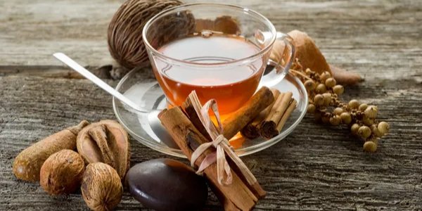 Чай с&nbsp;корицей не&nbsp;только вкусный, но&nbsp;и&nbsp;полезный для здоровья (Фото: depositphotos/АІ)