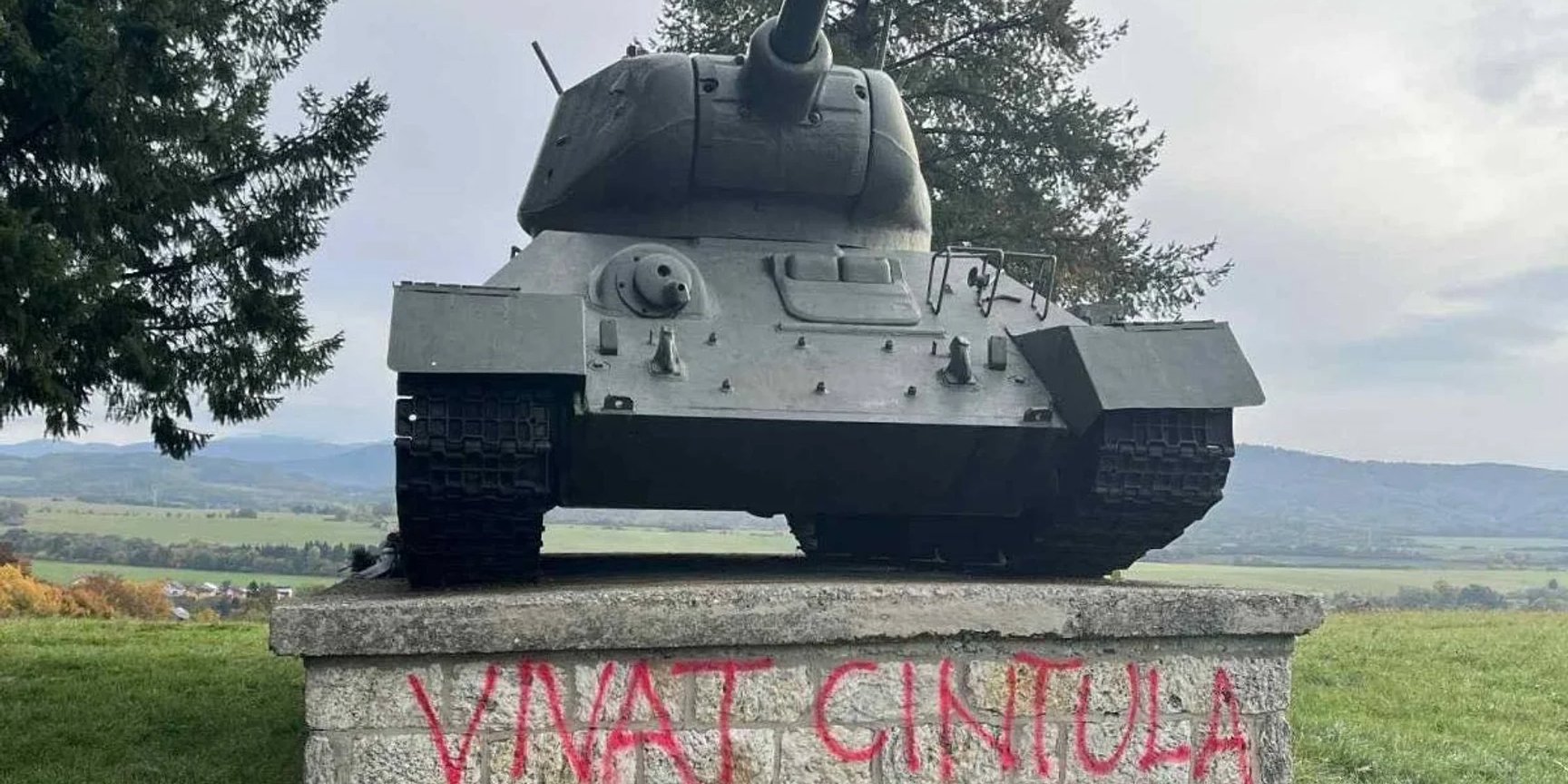 Пошкоджений пам’ятник у&nbsp;словацькому селі Косорін (Фото: Facebook / Matúš Šutaj Eštok)