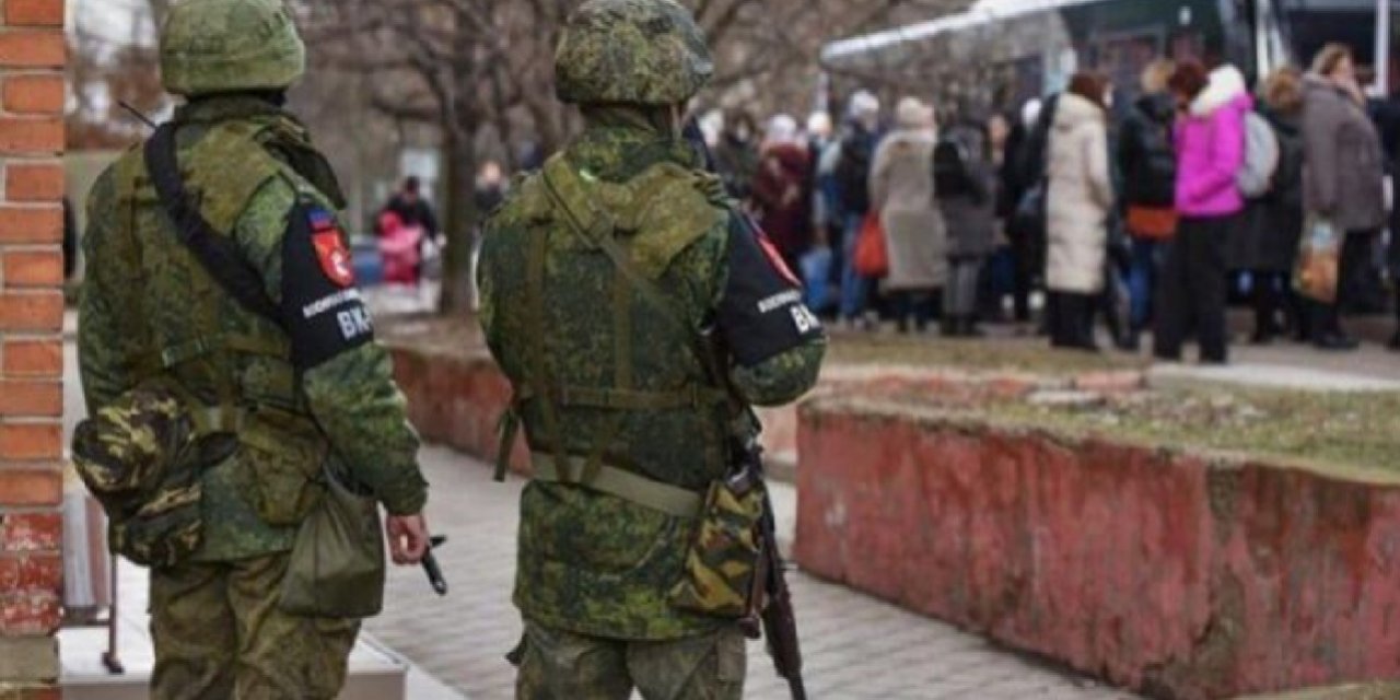 Российские военные патрулируют улицу в&nbsp;оккупированном Мелитополе (Фото: mlt.gov.ua)