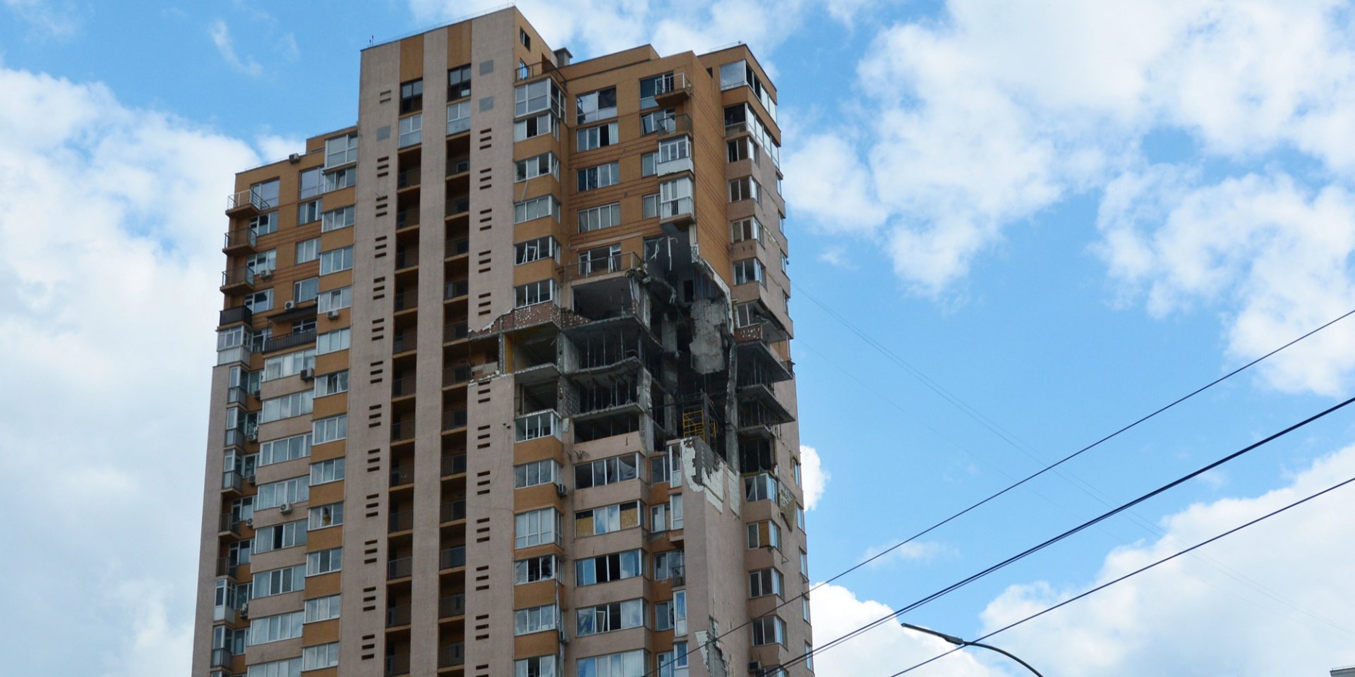 Житловий будинок у&nbsp;Києві, пошкоджений російським обстрілом (Фото: Oleksandr_Gusev/Depositphotos)