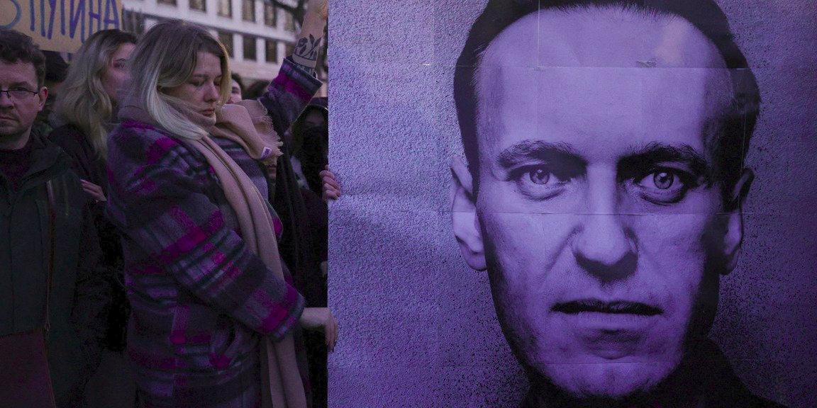 Protest outside the Russian Embassy in Warsaw after Russian authorities announced the death of Alexei Navalny, on Feb. 16, 2024 (Photo: Dawid Zuchowicz/Agencja Wyborcza.pl via REUTERS)
