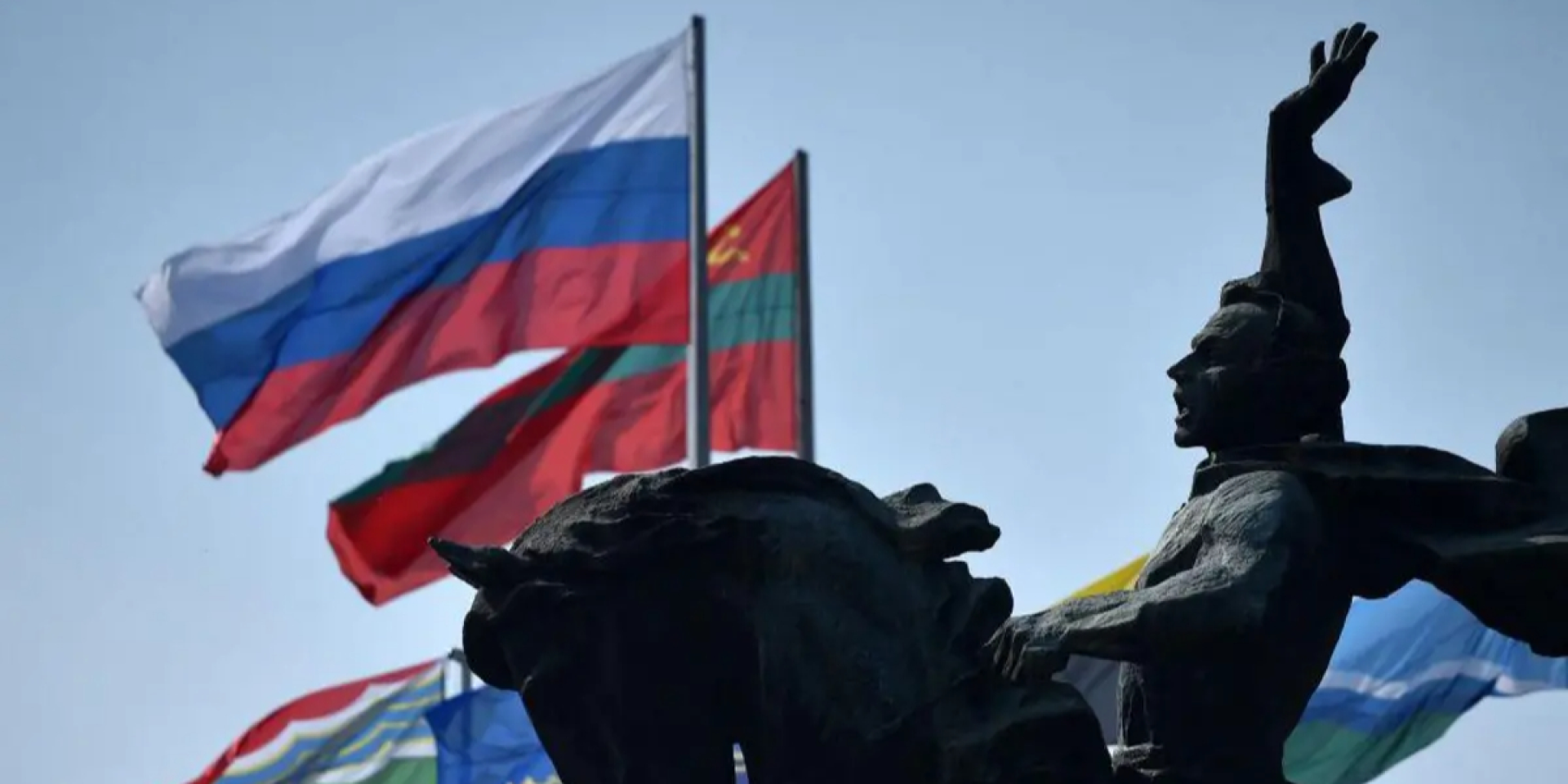 Прапори Росії та&nbsp;невизнаної ПМР біля пам’ятника російському полководцю в&nbsp;Тирасполі (Фото: Getty Images)