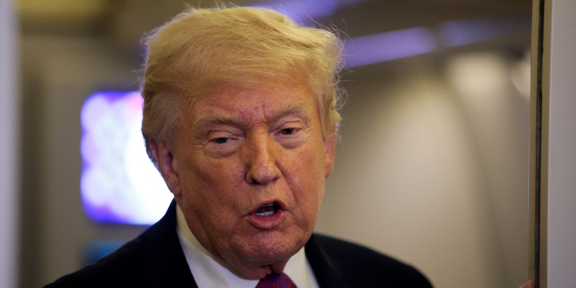 Президент США Дональд Трамп спілкується з&nbsp;журналістами на&nbsp;борту літака Air Force One під час польоту до&nbsp;бази Ендрюс, 17 квітня 2026 року (Фото: REUTERS/Evan Vucci)