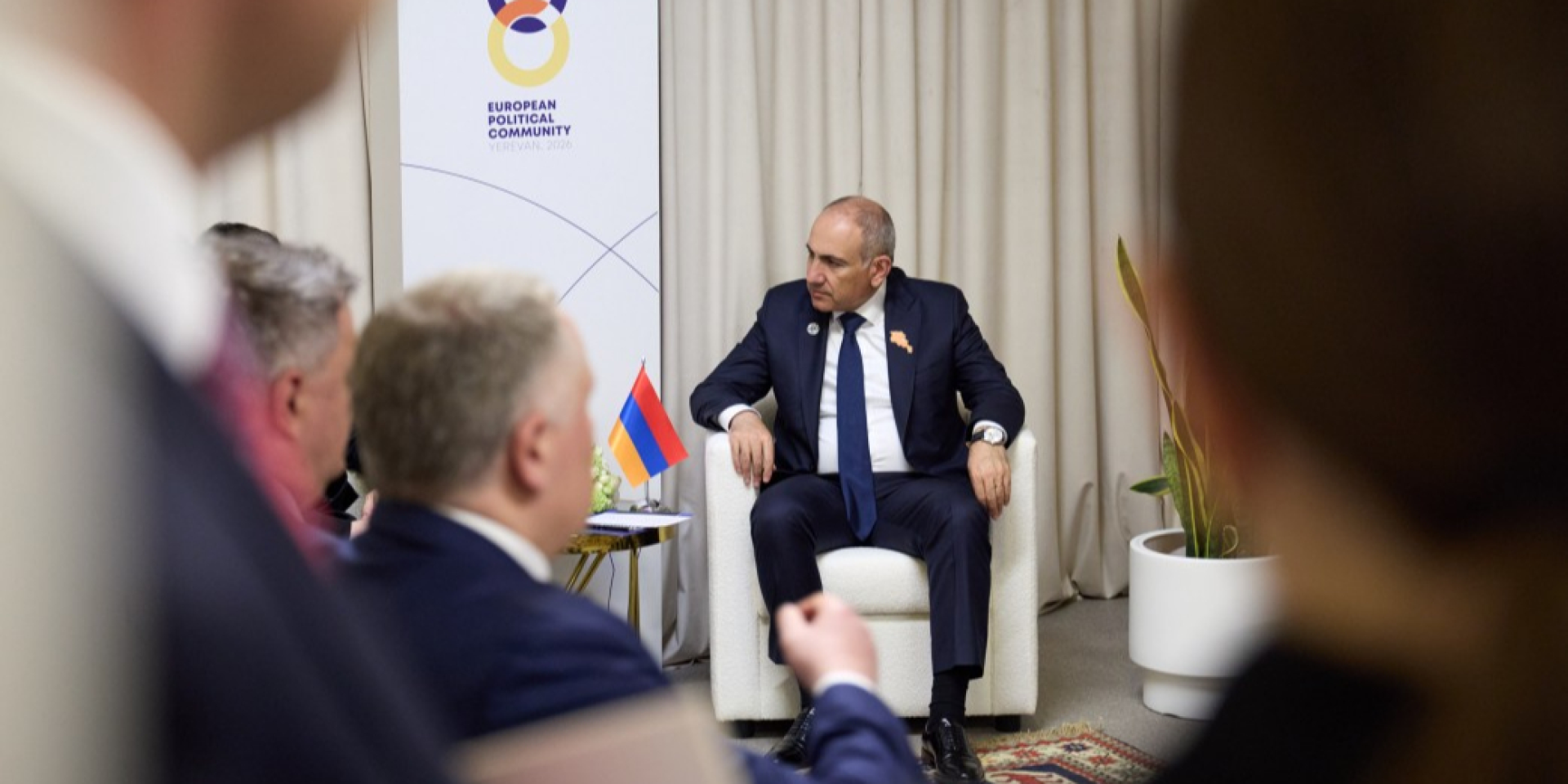 Премьер Армении Никол Пашинян во&nbsp;время встречи с&nbsp;президентом Украины Владимиром Зеленским на&nbsp;саммите Европейского политического сообщества в&nbsp;Ереване (Фото: president.gov.ua)