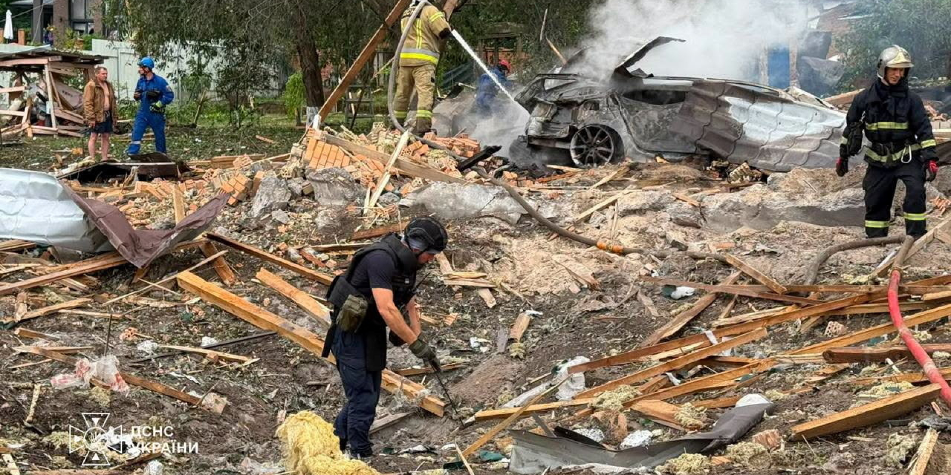 Наслідки російської атаки по&nbsp;Київщині (Фото: Press service of&nbsp;the State Emergency Service of&nbsp;Ukraine/Handout via REUTERS)