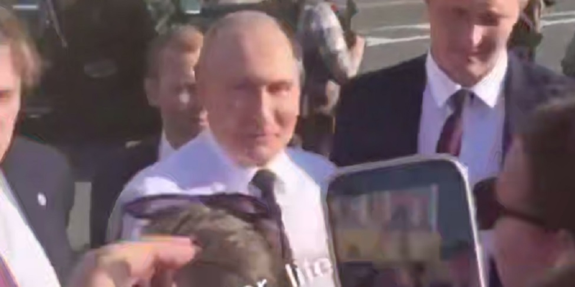 Російський диктатор Путін вийшов до&nbsp;натовпу після відвідування Адміралтейства в&nbsp;Санкт-Петербурзі (РФ) 26 липня 2026 року (Фото: Скриншот відео / Зарубин / Telegram)