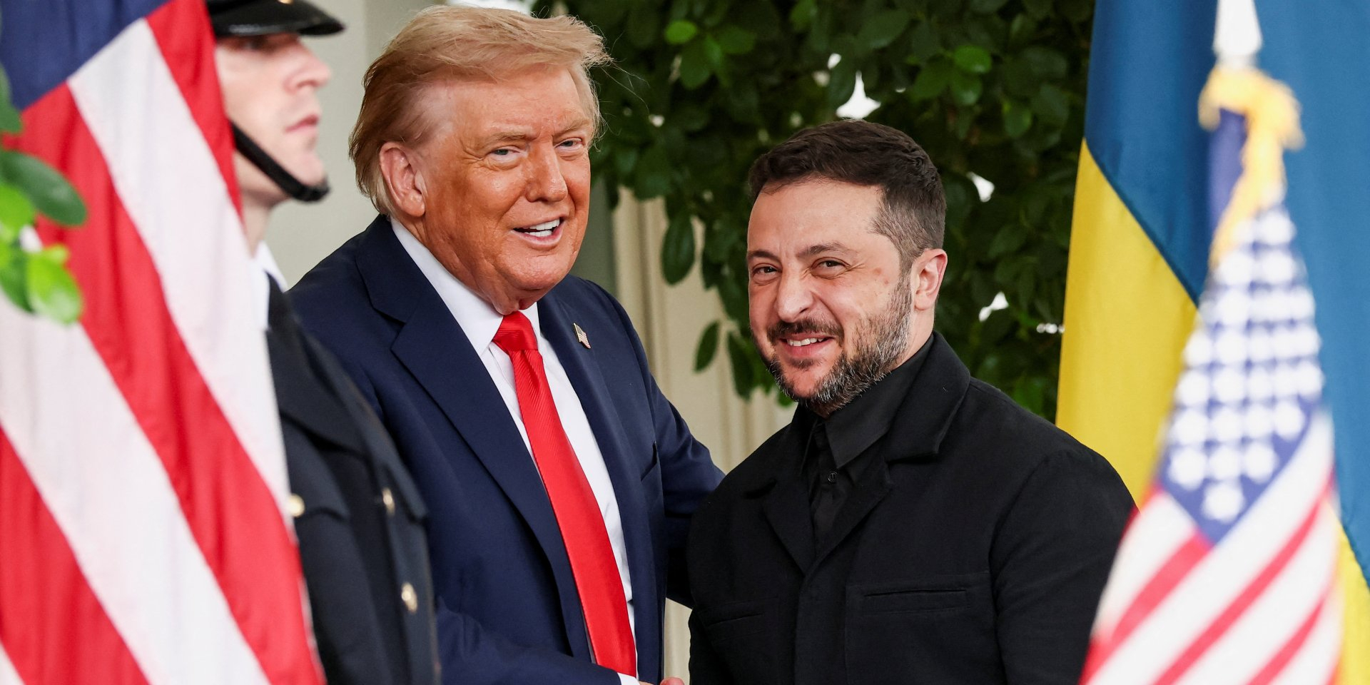 Президент США Дональд Трамп приветствует президента Украины Владимира Зеленского в&nbsp;Белом доме на&nbsp;фоне переговоров о&nbsp;прекращении российской войны в&nbsp;Украине, Вашингтон, 18&nbsp;августа 2025 год (Фото: REUTERS/Kevin Lamarque)