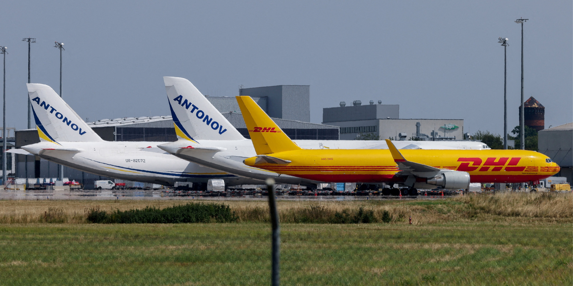 Українські вантажні літаки Антонов та літак DHL в&nbsp;аеропорту Лейпциг/Галле в&nbsp;Шкойдіці, Німеччина, 5 серпня 2026 року (Фото: REUTERS/Axel Schmidt)
