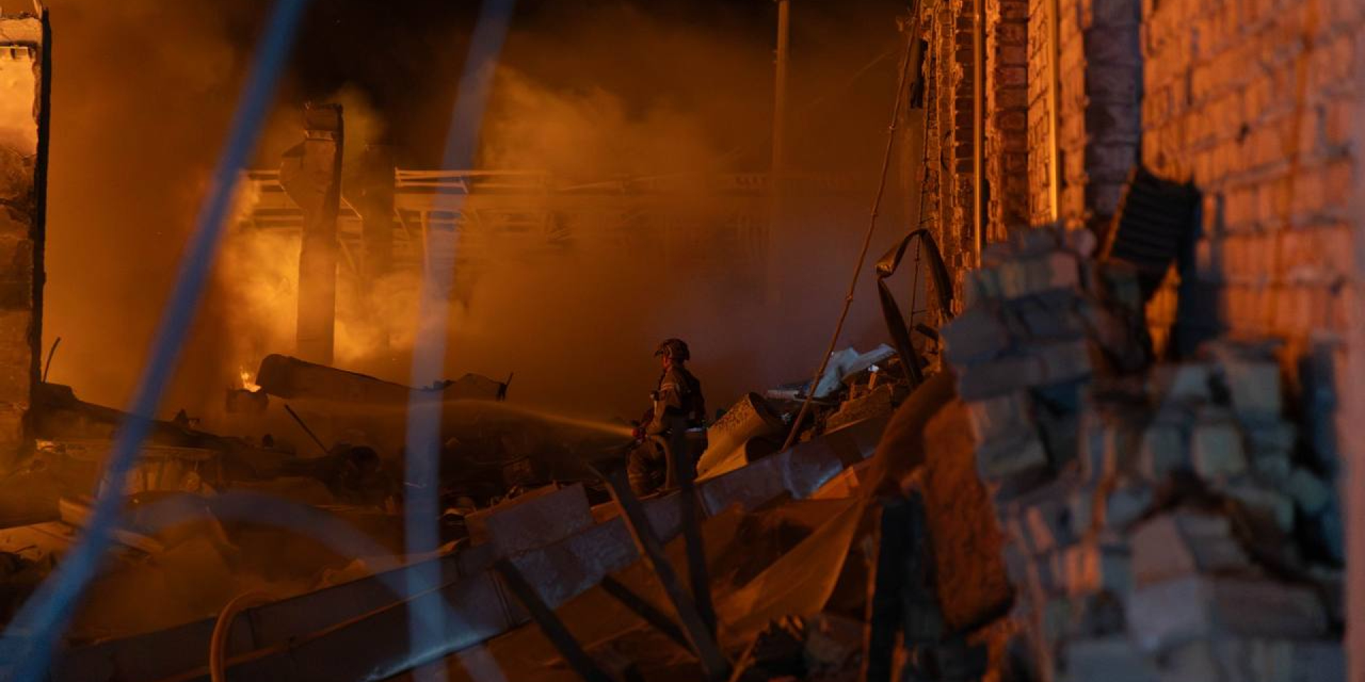 Наслідки російського удару по&nbsp;Києву у ніч проти 11 серпня (Фото: ДСНС України)