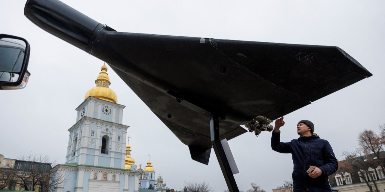 Шахед-136 (Герань-2) на&nbsp;виставці у&nbsp;Києві, де&nbsp;представлені знищені російські військові машини та&nbsp;зброя, 26 листопада 2025 рік (Фото: REUTERS/Valentyn Ogirenko)