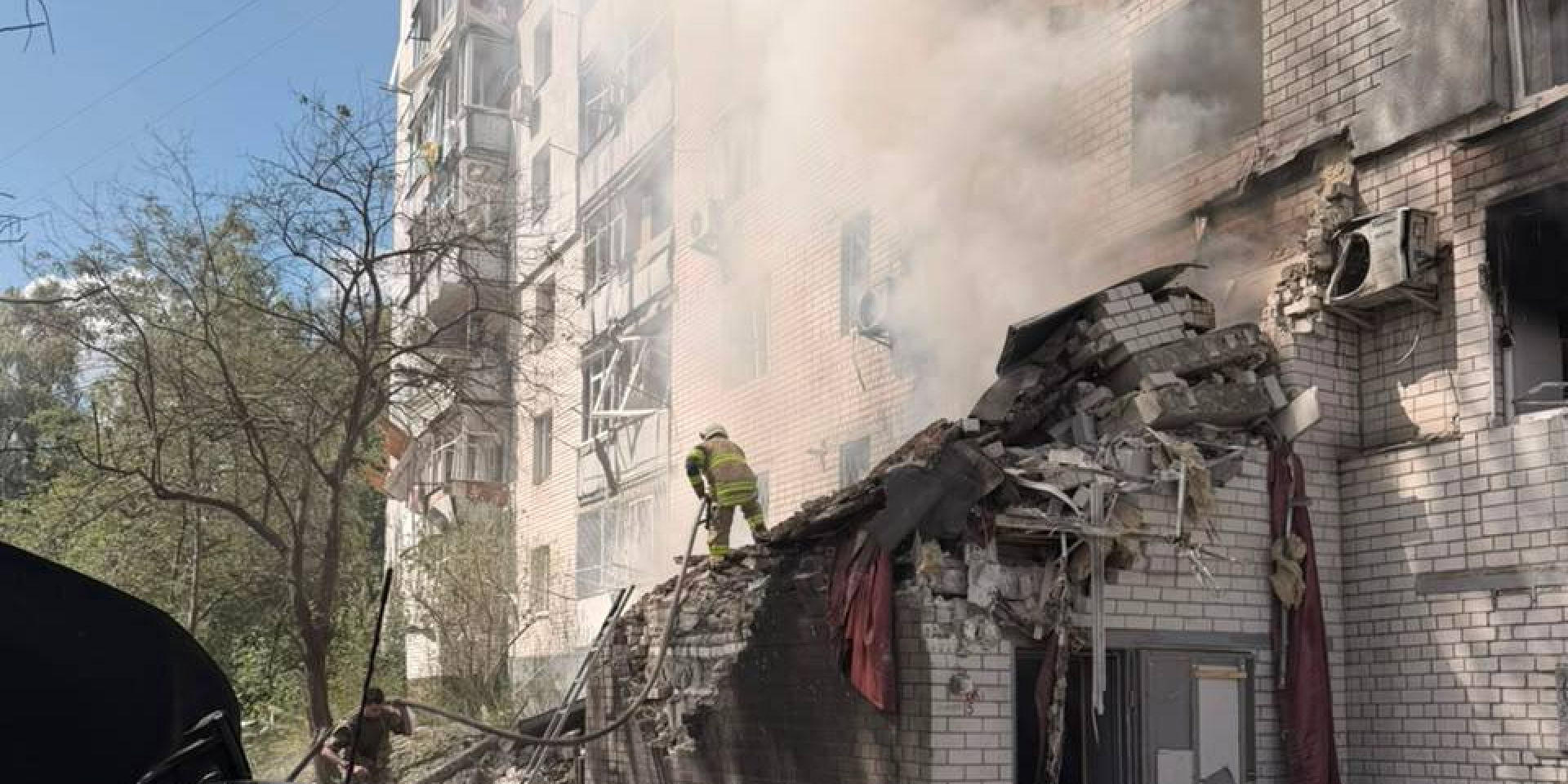 Росіяни вдарили безпілотником по&nbsp;багатоповерхівці у&nbsp;центрі Чернігова (Фото: В’ячеслав Чаус/Чернігівська ОВА)