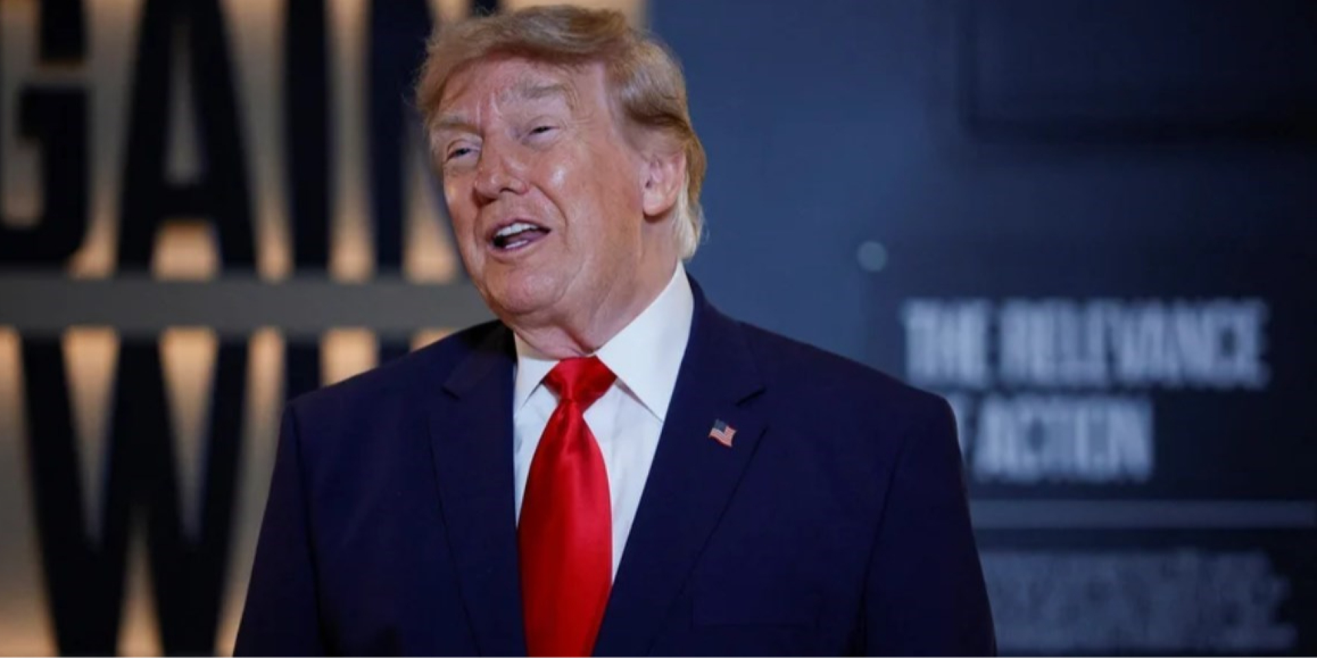 Трамп заявив, що Іран буде знищений, якщо завдасть удару у відповідь (Фото: REUTERS/Evan Vucci)