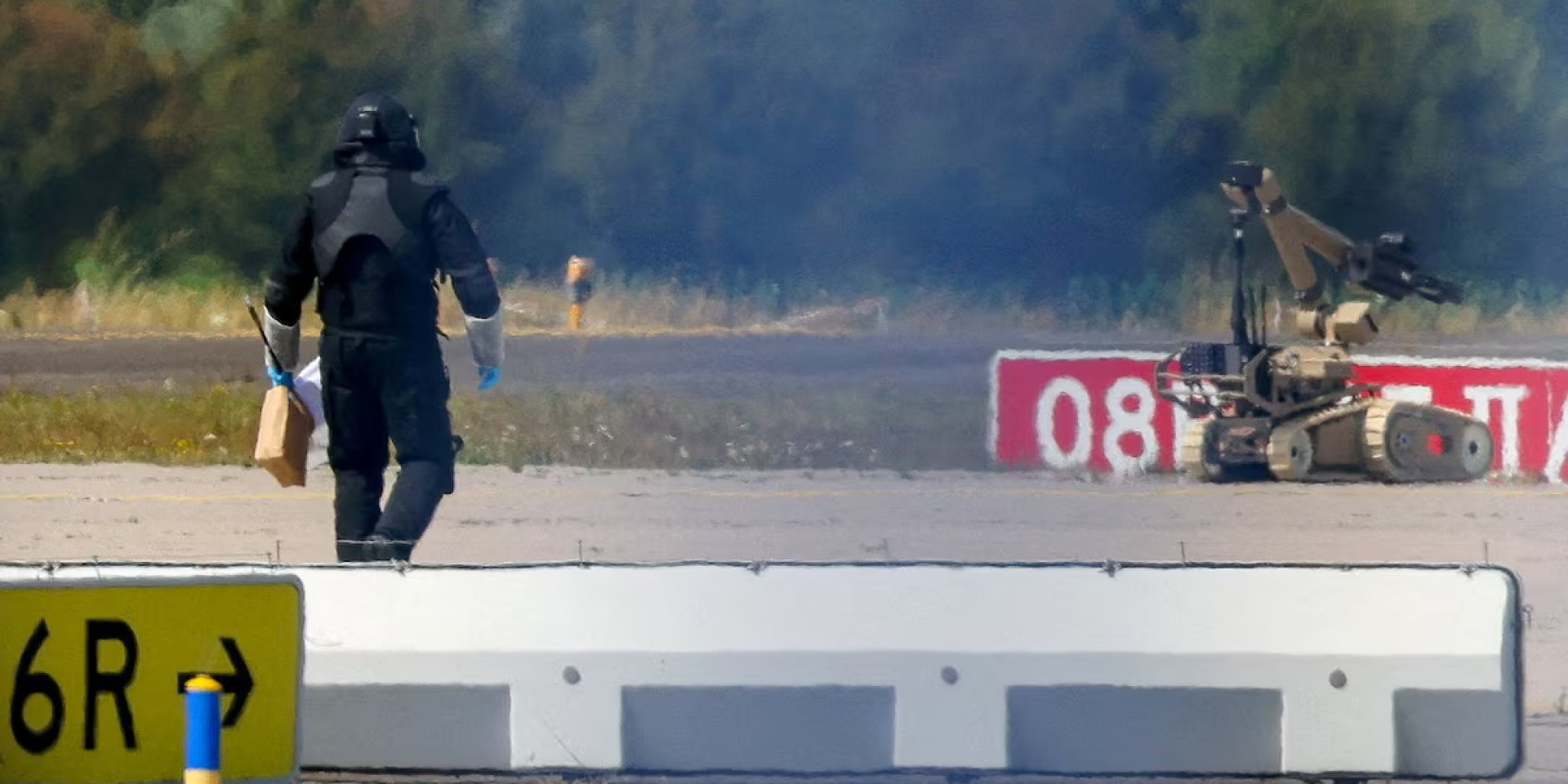 Після виявлення дрона біля злітної смуги аеропорту Лейпцига вибухотехніки перевірили його за&nbsp;допомогою спеціального робота (Фото: REUTERS/Axel Schmidt)