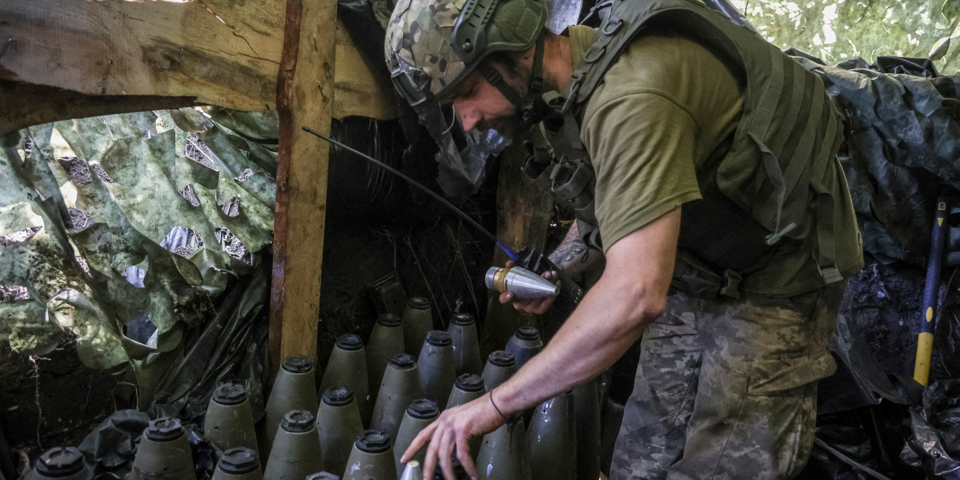 Soldier from 67th Mechanized Brigade is checking the shells for 152-mm Msta-B howitzer before the attack on the enemy positions near Kramatorsk, August 2026 (Photo: REUTERS/Oleksandr Ratushniak)