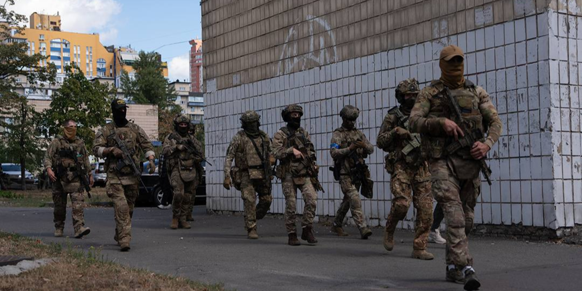 Following reports of a shooting in Berezniaky, Yuriia Shumskoho Street in Kyiv was closed to traffic (Photo: Suspilne News/Oleksandr Mahula)