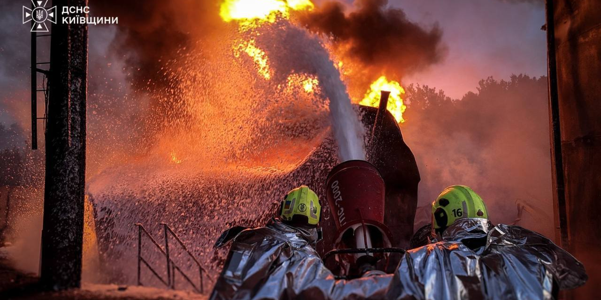 A large-scale fire broke out in the Kyiv region after a Russian attack (Photo: State Emergency Service of Ukraine)