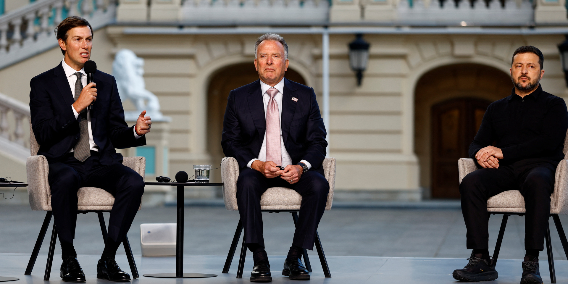 Джаред Кушнер, Стів Віткофф та&nbsp;Володимир Зеленський під час пресконференції в&nbsp;Києві, 6 вересня 2026 року (Фото: REUTERS/Valentyn Ogirenko)
