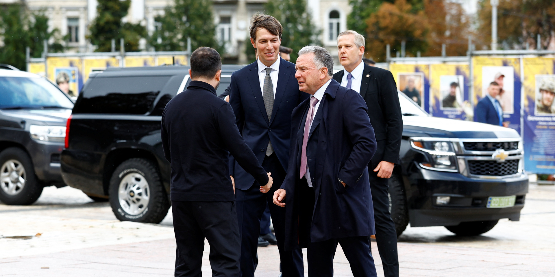 Президент Владимир Зеленский приветствует зятя президента США Дональда Трампа Джареда Кушнера и&nbsp;специального посланника США Стива Уиткоффа (Фото: EUTERS/Valentyn Ogirenko)