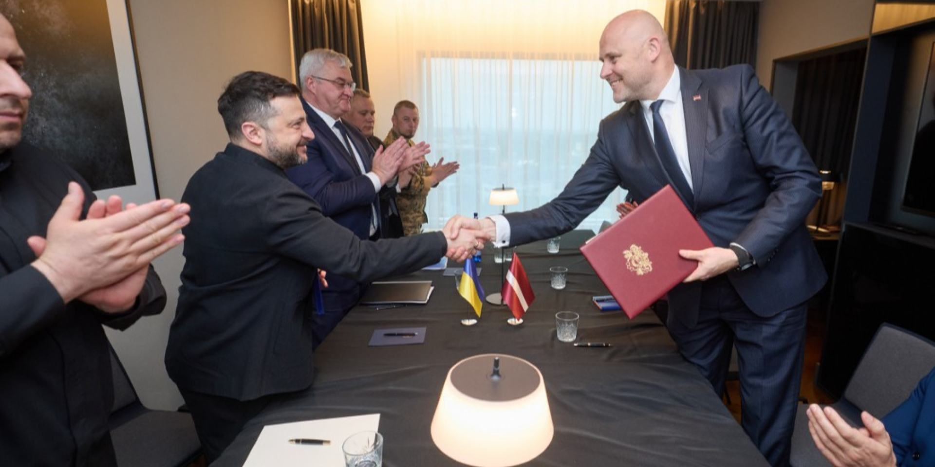 Президент України Володимир Зеленський підписав угоду Drone Deal з&nbsp;прем'єр-міністром Латвії Андрісом Кулбергсом у&nbsp;червні 2026 (Фото: ОП)