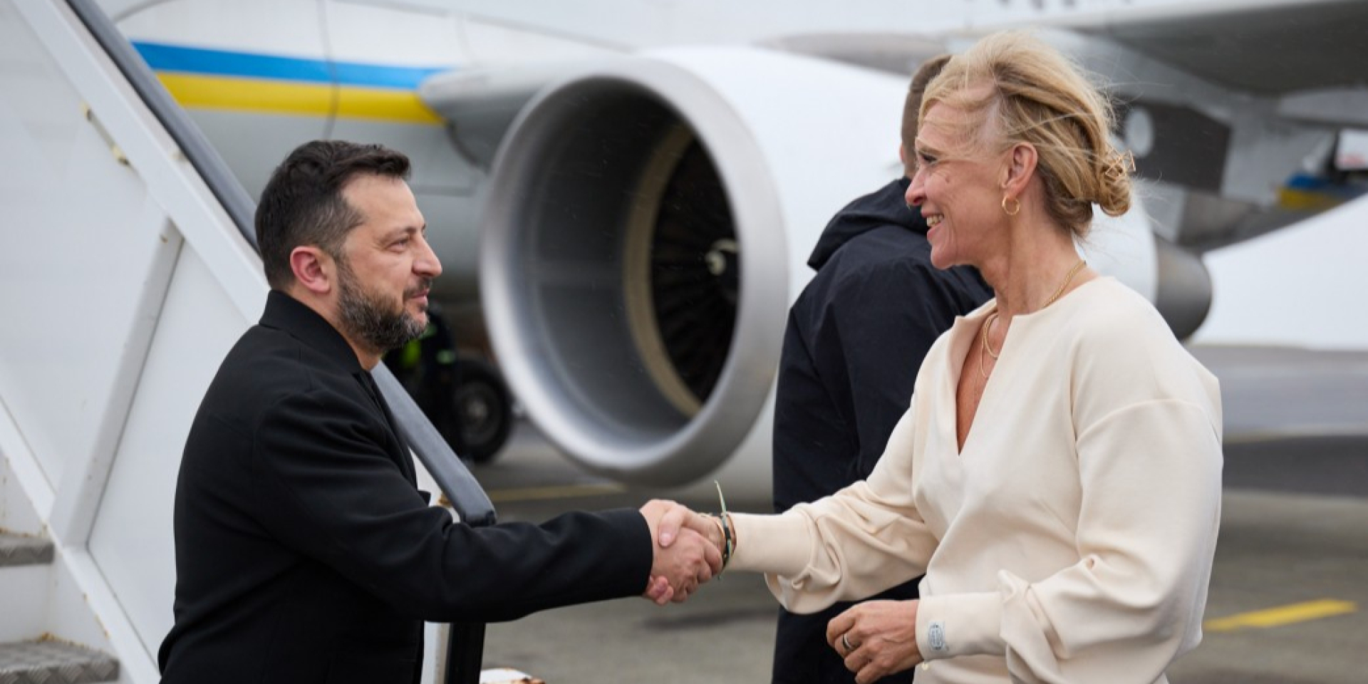 Літак Зеленського затримали через дрон РФ, який упав за&nbsp;160&nbsp;км від аеропорту Кишинева (Фото: Офіс президента)