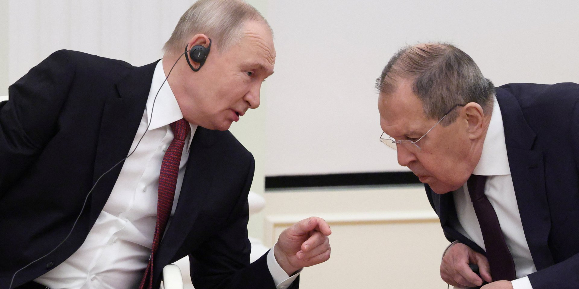 Российский диктатор Владимир Путин беседует с&nbsp;министром иностранных дел&nbsp;РФ Сергеем Лавровым 22&nbsp;января 2026 года (Фото: REUTERS/Ramil Sitdikov/Pool)