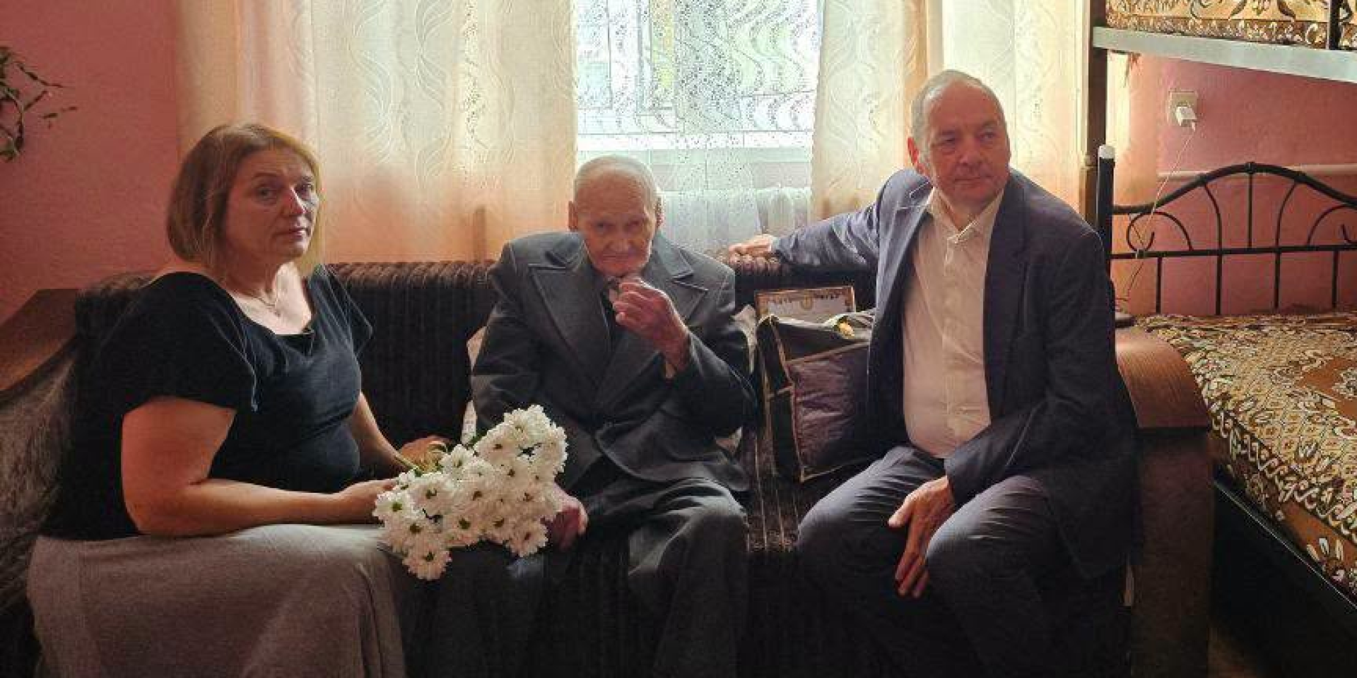 В&nbsp;Ровненской области пенсионер отметил столетний юбилей (Фото: Радивилівська громада/Facebook)